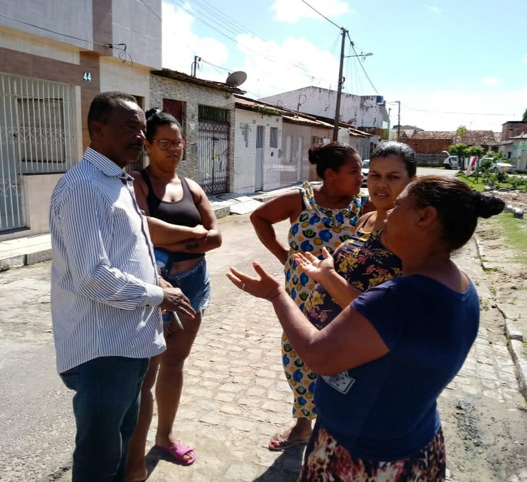 Moradores do Conjunto Maria do Carmo buscam ajuda de Dr. Manuel Marcos