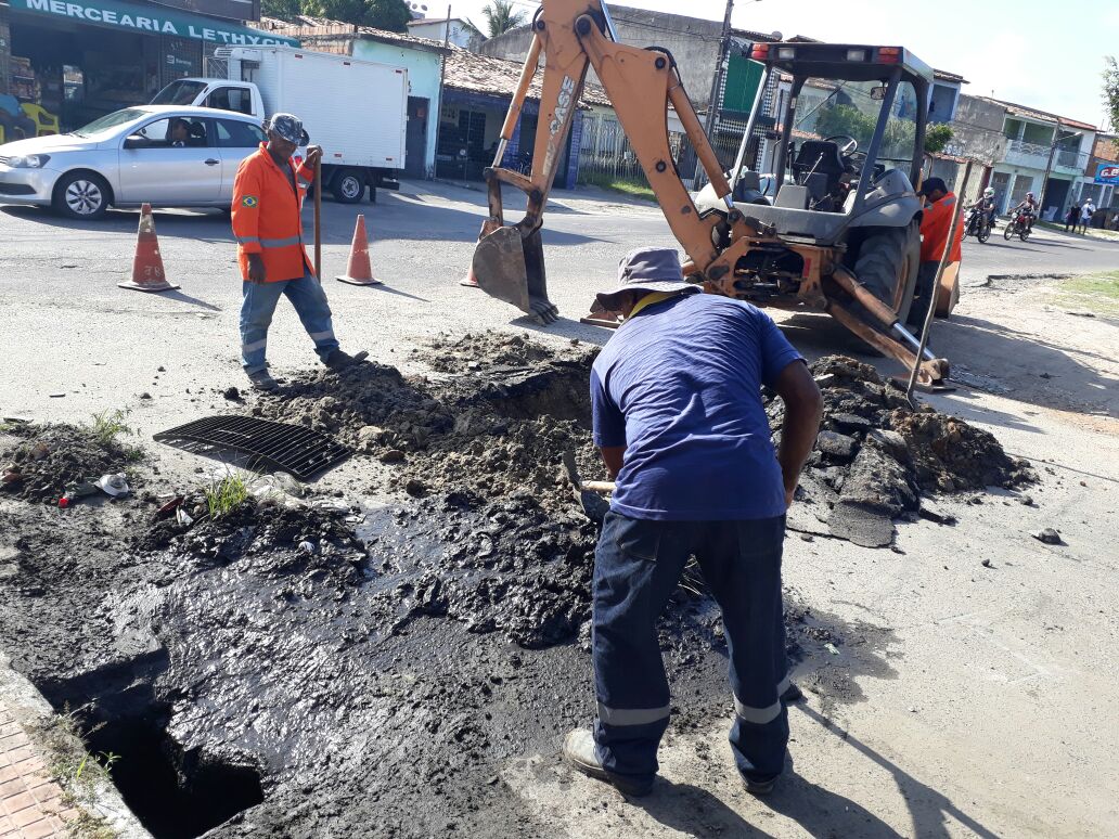 Moradores pedem ajuda e Palhaço Soneca intermedia serviços na zona Oeste