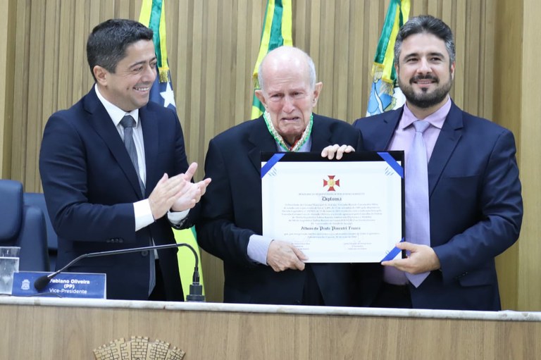Na Câmara Municipal de Aracaju, Albano Franco recebe Medalha do Mérito Parlamentar Ordem Grão-Cruz