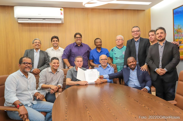 Na Câmara, prefeito sanciona projetos aprovados ontem