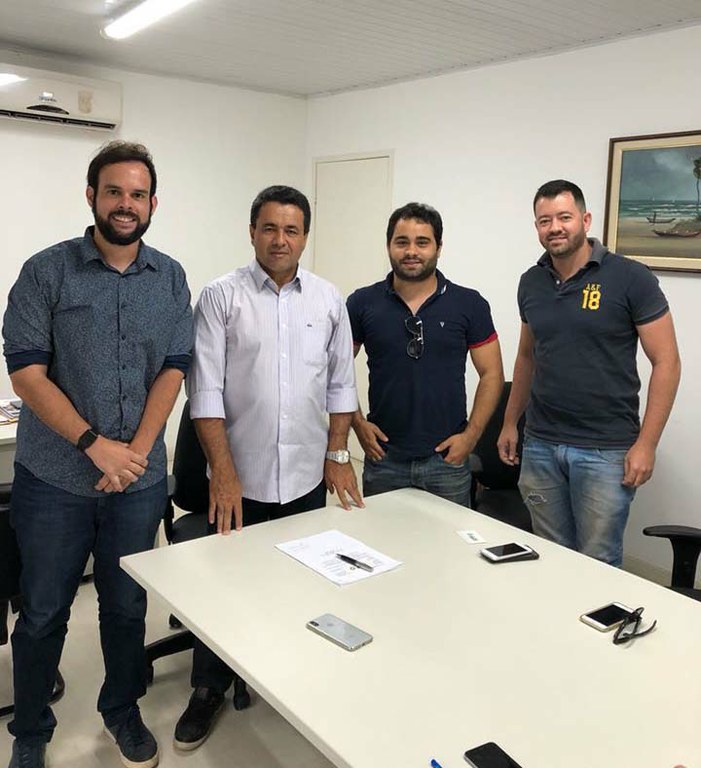 Na Emsurb, Thiaguinho sugere parceria público-privada