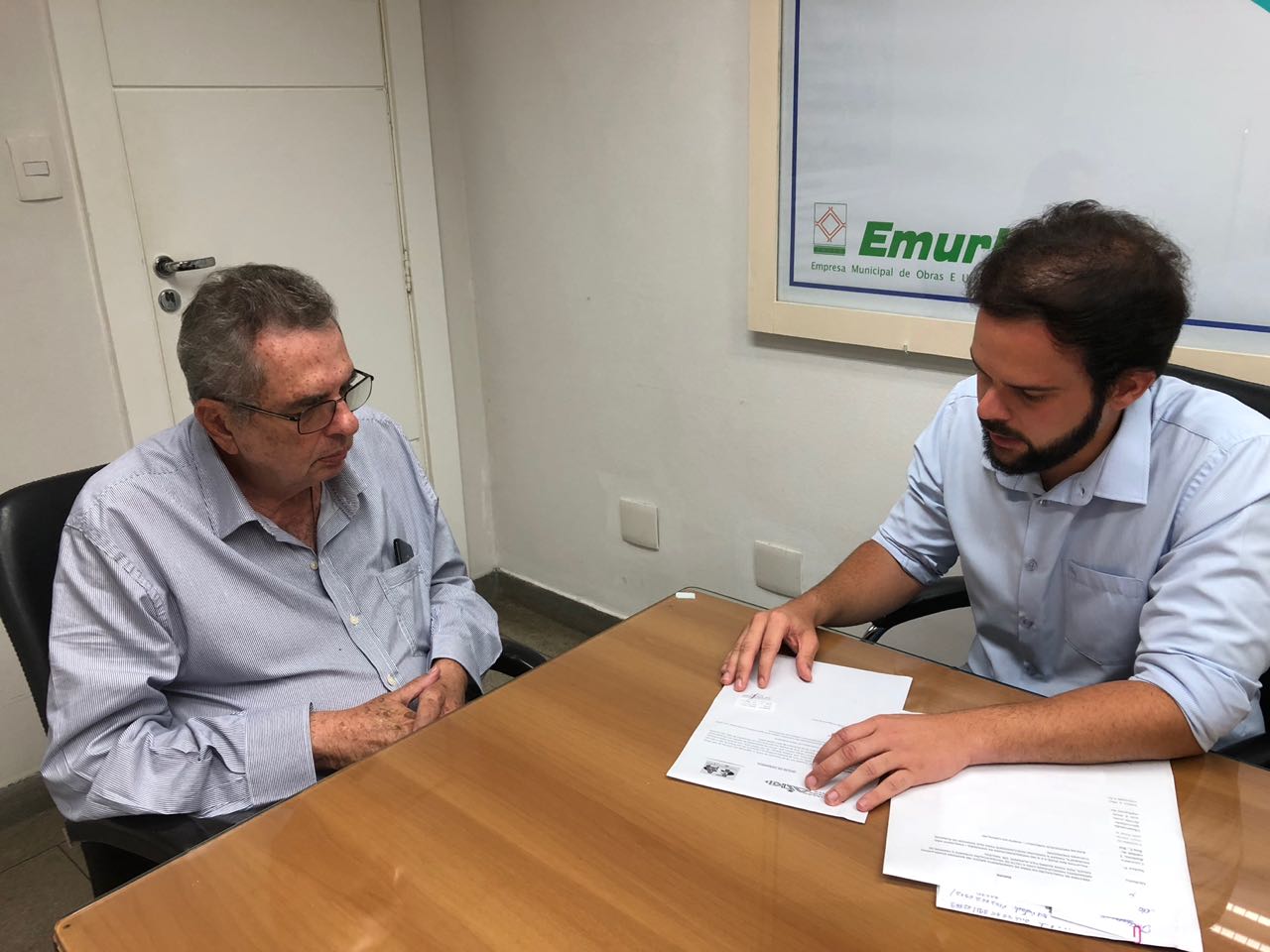 Na Emurb, Thiaguinho cobra o projeto de regularização das construções e infraestrutura no Barroso