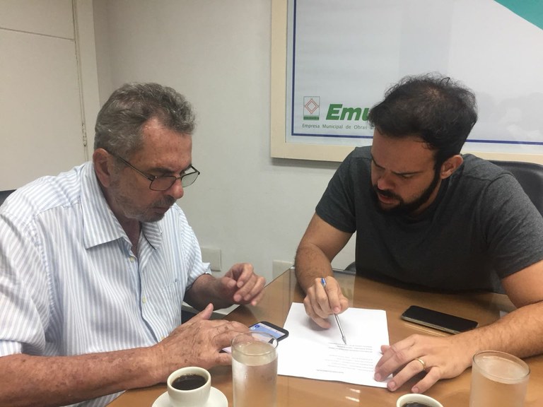 Na Emurb, Thiaguinho pede recapeamento de ruas e reforço na iluminação