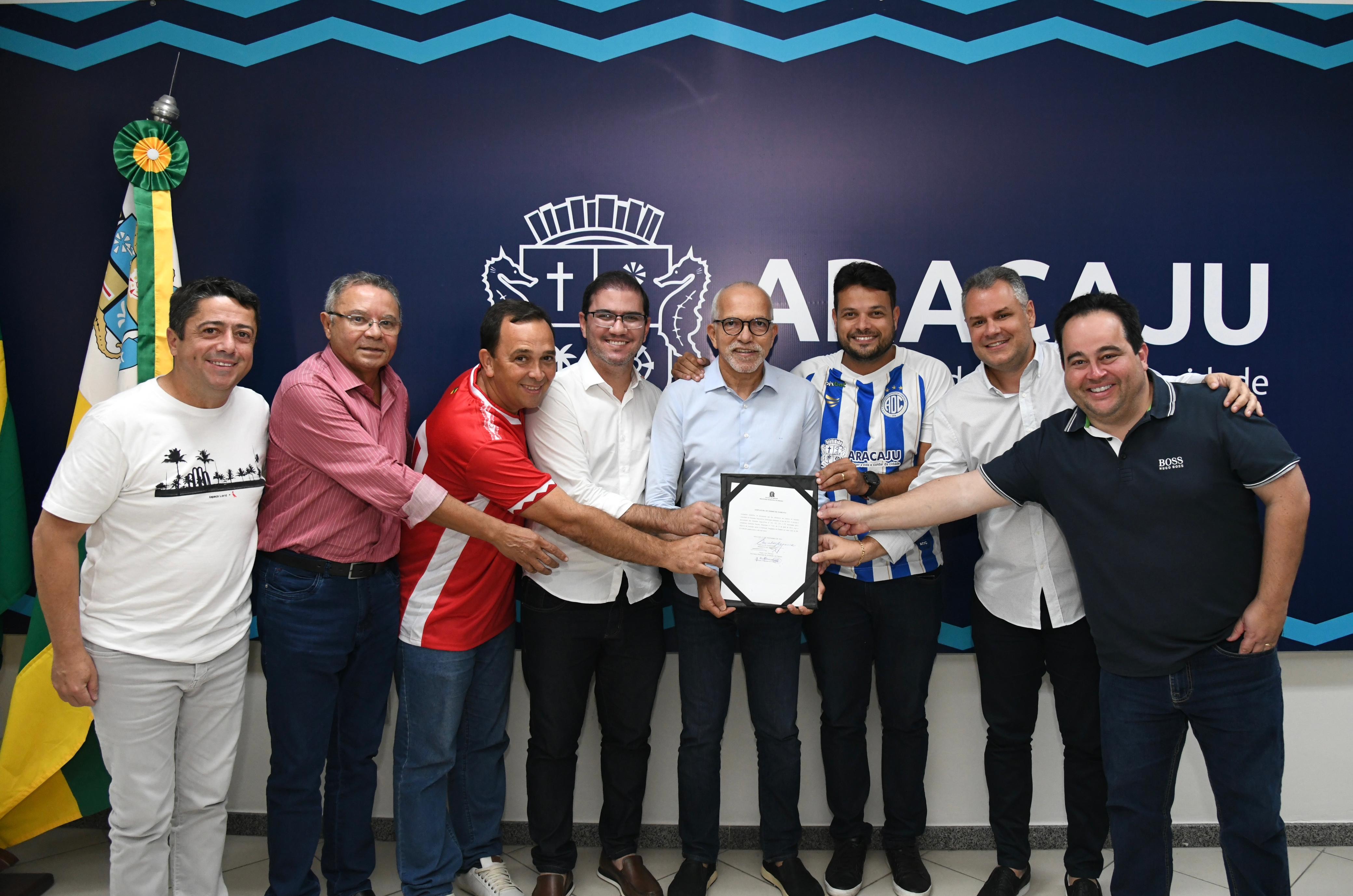 Na prefeitura de Aracaju, Fabiano Oliveira participa do repasse de emendas parlamentares aos clubes de futebol   