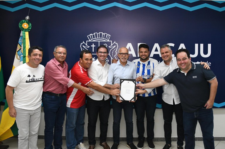 Na prefeitura de Aracaju, Fabiano Oliveira participa do repasse de emendas parlamentares aos clubes de futebol   
