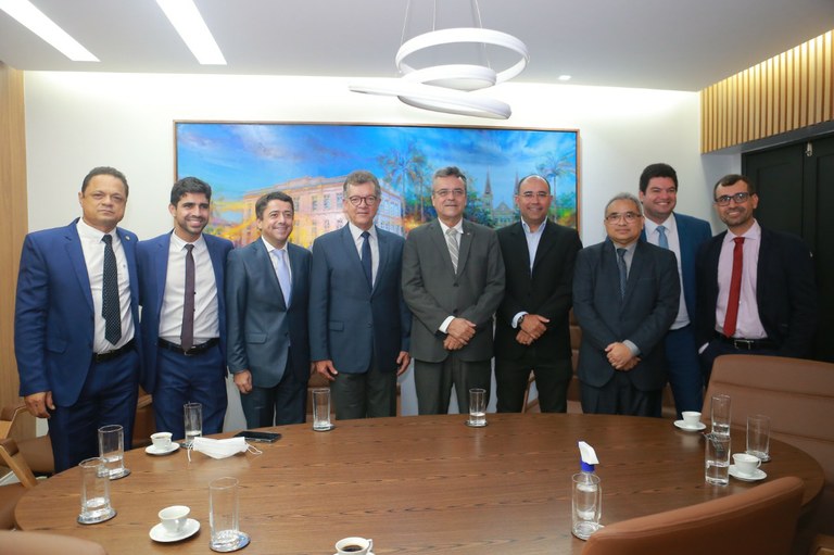 Na presidência, Fabiano recebe visita oficial de progressistas