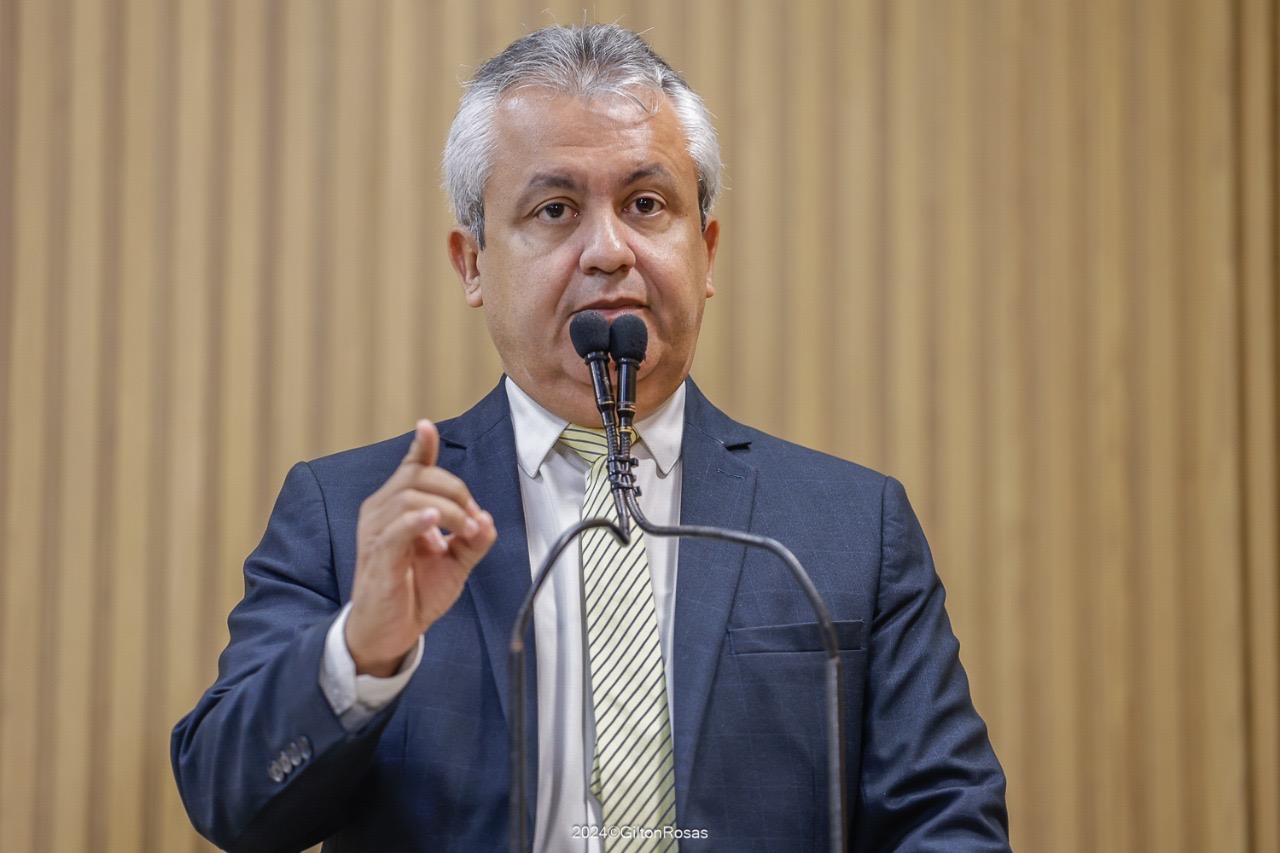 Na tribuna, Elber questiona mudança na cobrança dos estacionamentos dos shoppings da capital