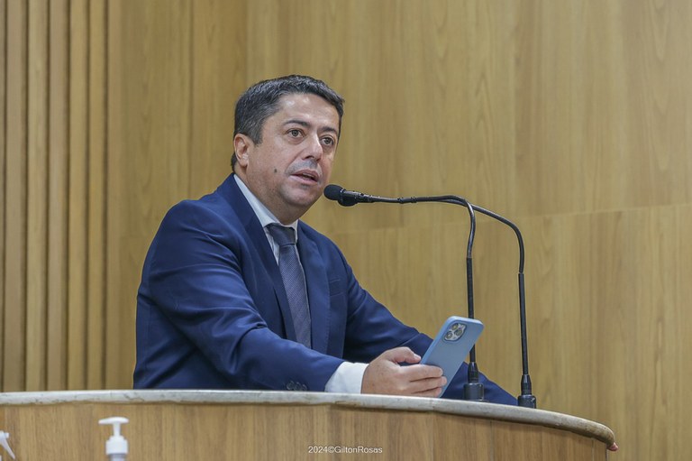 Na tribuna, Fabiano Oliveira comemora aumento de passageiros no aeroporto de Aracaju durante a Páscoa 