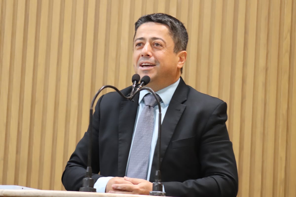 Na tribuna, Fabiano Oliveira parabeniza rádio Liberdade FM