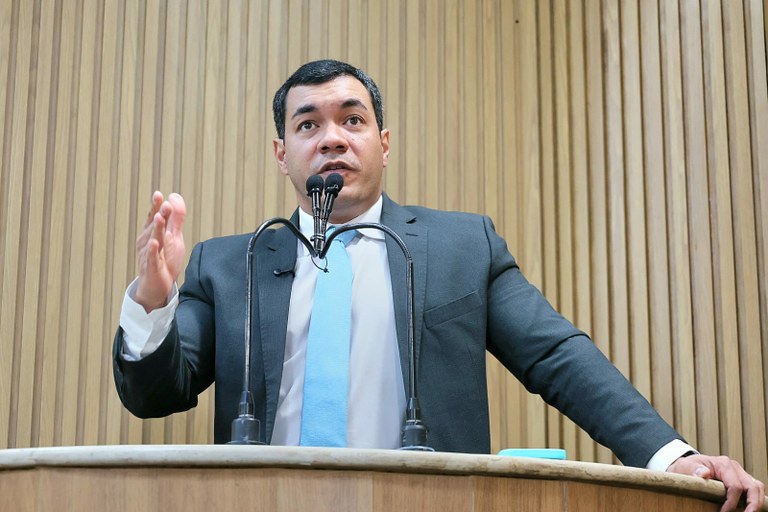 Na tribuna, Levi Oliveira ressalta valorização do comércio local e avanço da capacitação profissional no estado 