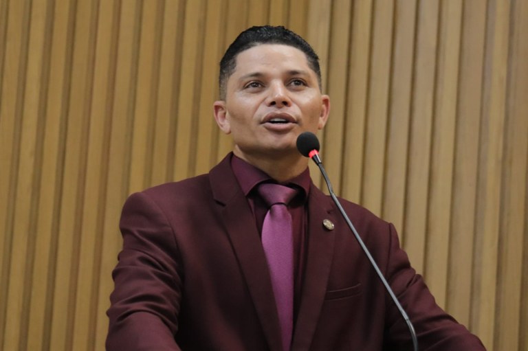Na tribuna, Soneca homenageia Maria do Carmo e parabeniza Fábio Mitidieri por complexo viário em Aracaju