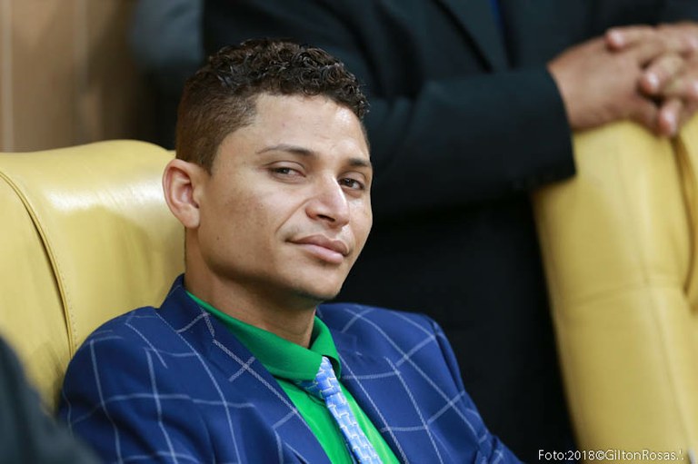 Na volta aos trabalhos, Palhaço Soneca anuncia presente “dentário” e cobra aprovação de lei que beneficia pessoas com problemas de saúde bucal