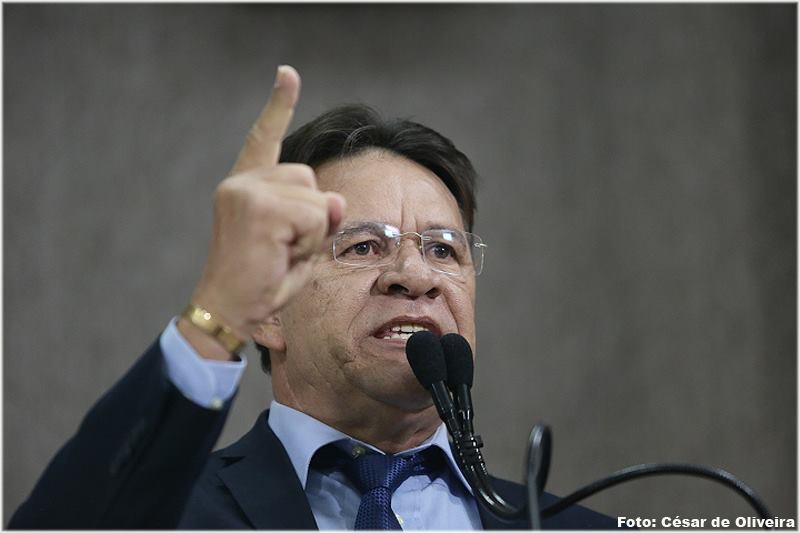 "Não vou retirar uma vírgula do que eu falei ontem", declarou Carlito Alves