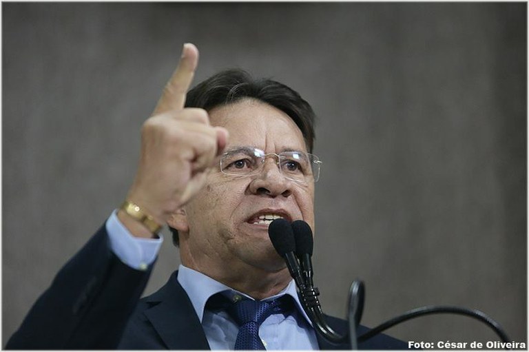 "Não vou retirar uma vírgula do que eu falei ontem", declarou Carlito Alves