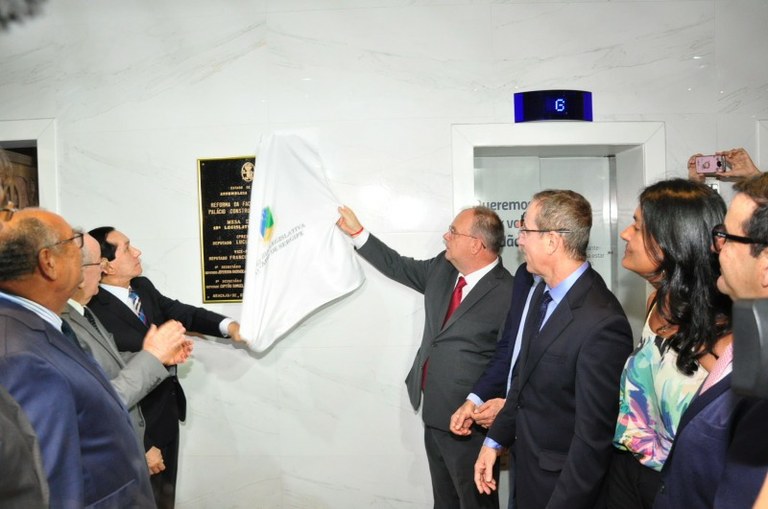 Nitinho acompanha inauguração da nova fachada do prédio da Alese