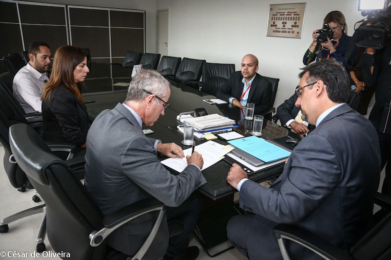 Nitinho assina convênio com MPE para transmissão de programa institucional na TV Câmara Aracaju