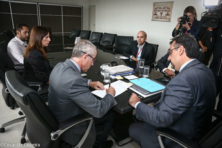 Nitinho assina convênio com MPE para transmissão de programa institucional na TV Câmara Aracaju