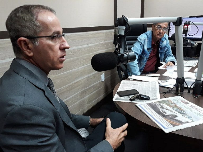 Nitinho concede entrevista a emissora de rádio e destaca ações na Câmara de Aracaju