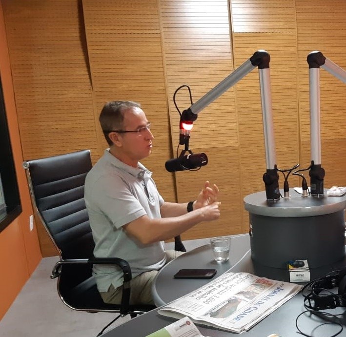 Nitinho destaca em entrevista de rádio as alterações na Lei da Publicidade 