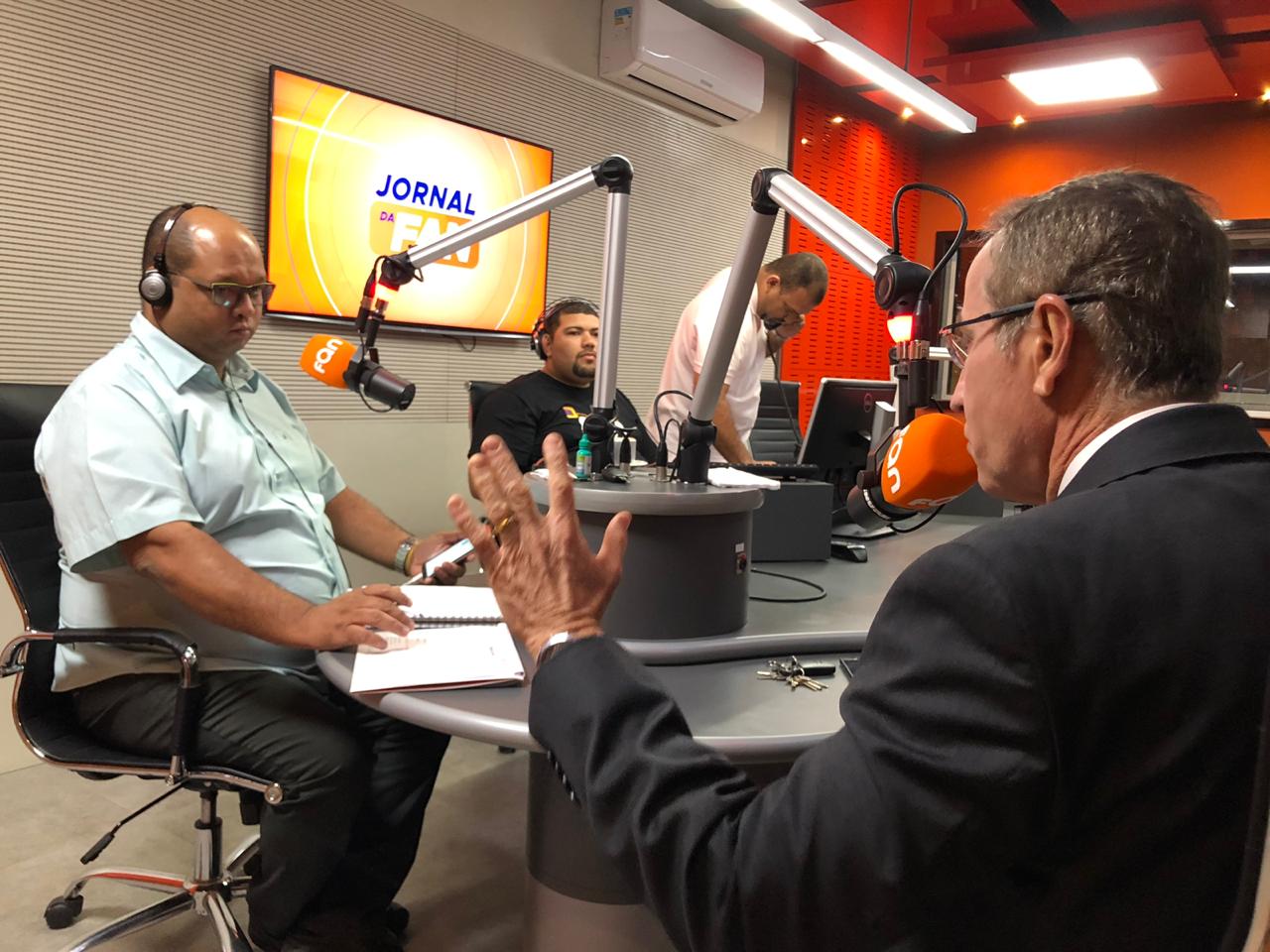 Nitinho esclarece questionamentos sobre a Câmara de Aracaju durante entrevista de rádio 