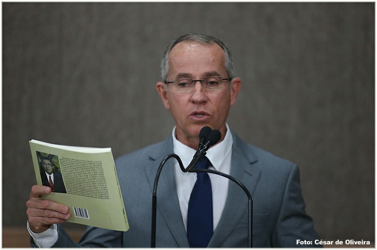 Nitinho parabeniza desembargador Edson Ulisses pelo livro "Sabedoria Popular II"