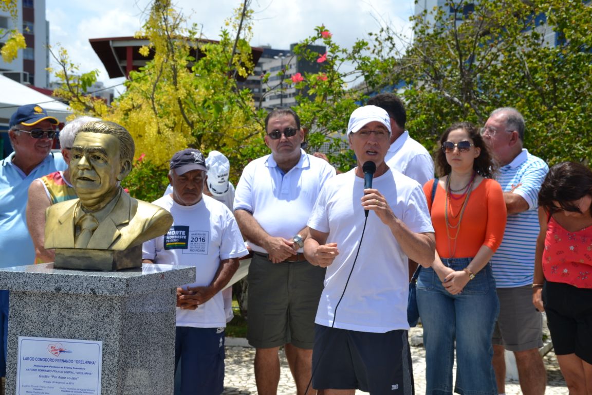 Nitinho prestigia Bloco Por Amor ao Iate e inauguração do busto de ex-comodoro