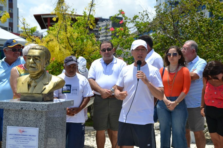 Nitinho prestigia Bloco Por Amor ao Iate e inauguração do busto de ex-comodoro