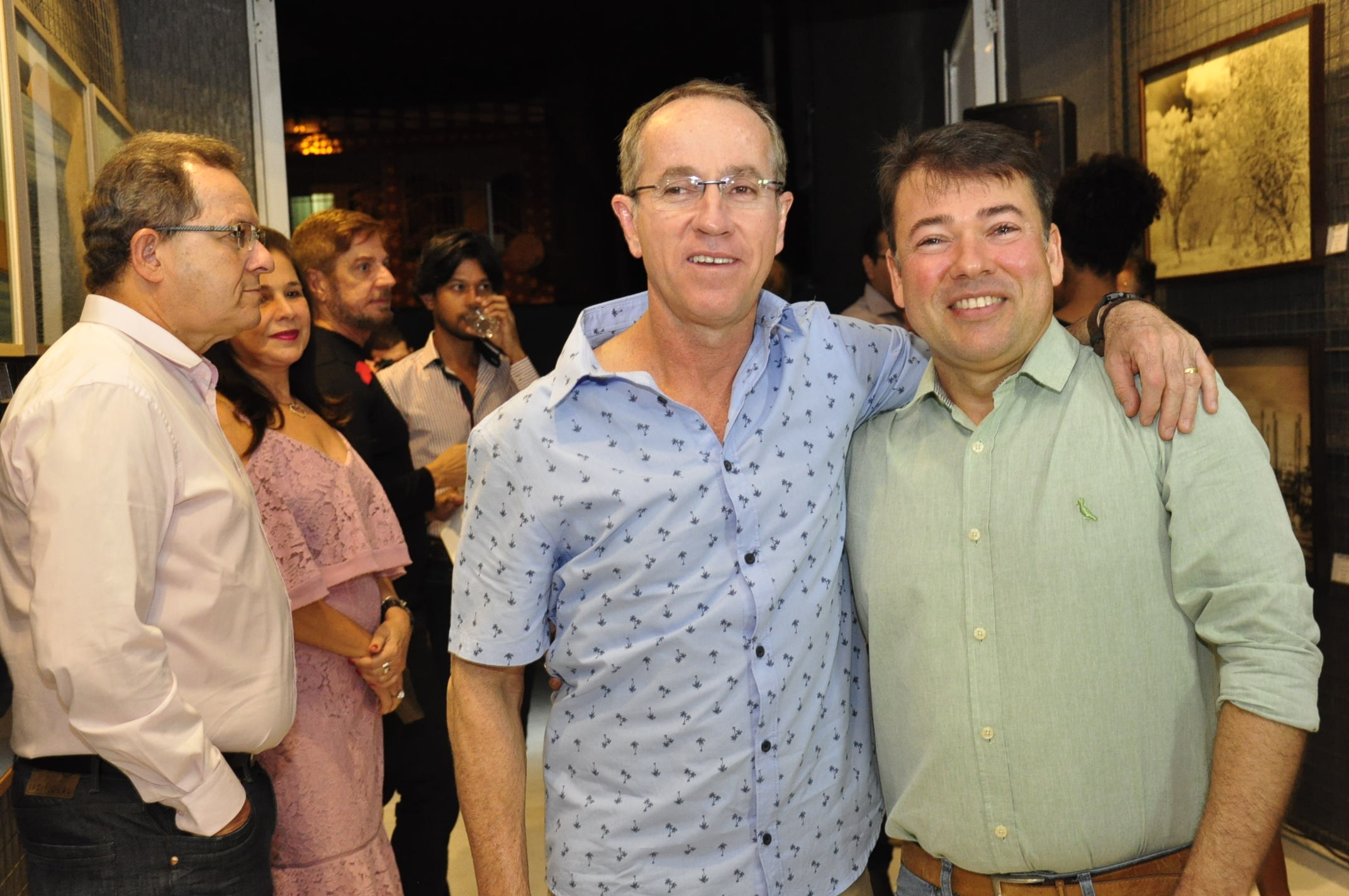 Nitinho prestigia lançamento da exposição fotográfica "Linhas e Curvas” 