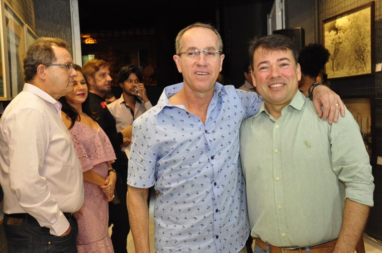 Nitinho prestigia lançamento da exposição fotográfica "Linhas e Curvas” 