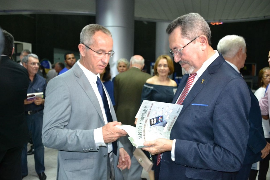 Nitinho prestigia lançamento de livro de Edson Ulisses