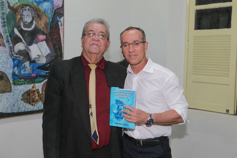 Nitinho prestigia lançamento do livro sobre Lampião