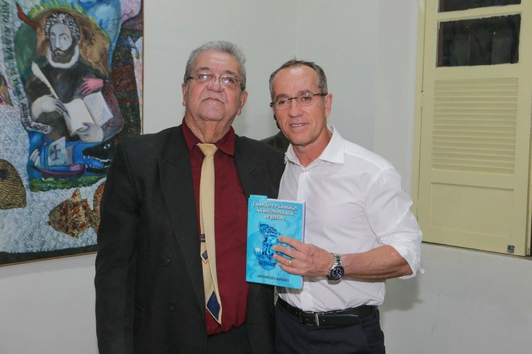 Nitinho prestigia lançamento do livro sobre Lampião