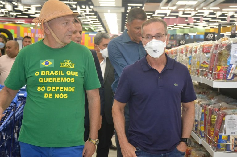 Nitinho ressalta geração de empregos durante inauguração de mega loja