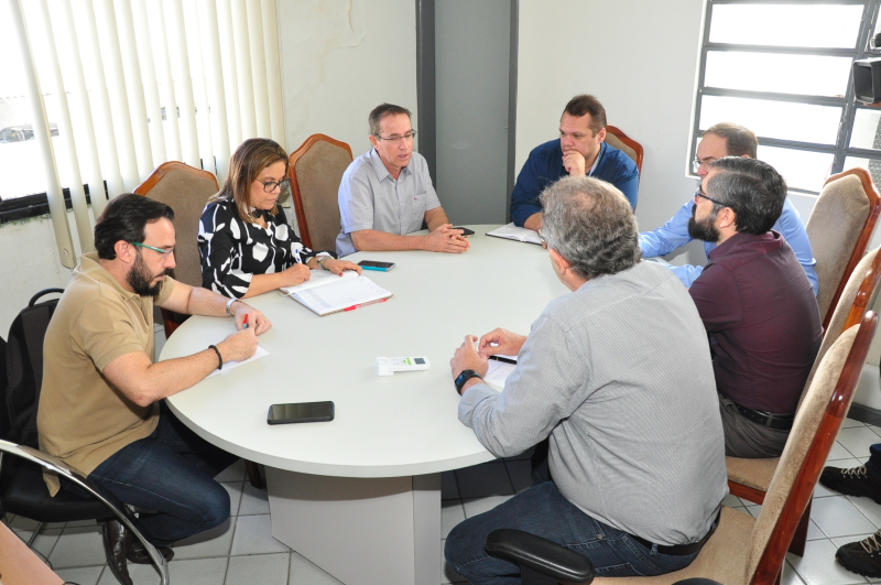 Nitinho se reúne com equipe técnica para discutir concurso e reforma da Câmara