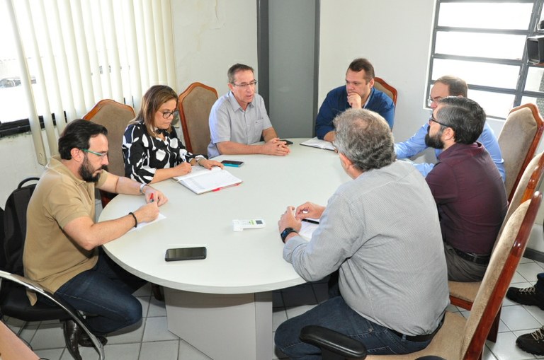 Nitinho se reúne com equipe técnica para discutir concurso e reforma da Câmara