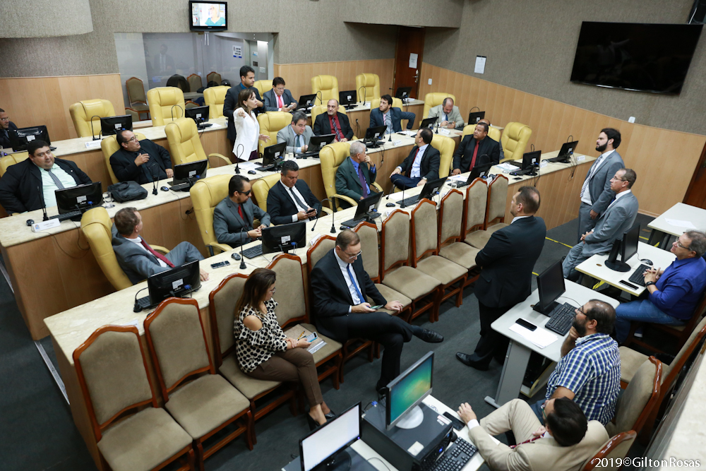 Nitinho se reúne com vereadores para discutir concurso público e questões administrativas da CMA