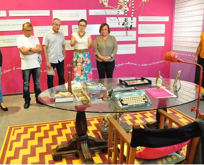 Nitinho visita exposição em homenagem ao cinquentenário do poeta Araripe Coutinho