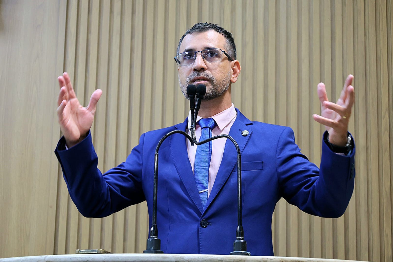 No Dia da Língua Portuguesa, vereador Lúcio Flávio anuncia lei contra linguagem neutra 