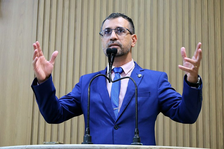 No Dia da Língua Portuguesa, vereador Lúcio Flávio anuncia lei contra linguagem neutra 