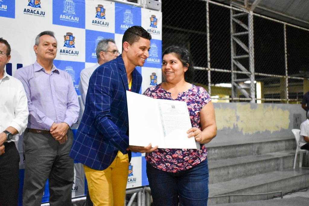 Noite de sonho: Palhaço Soneca ajuda 101 famílias com a entrega de escrituras públicas