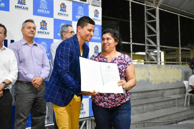 Noite de sonho: Palhaço Soneca ajuda 101 famílias com a entrega de escrituras públicas