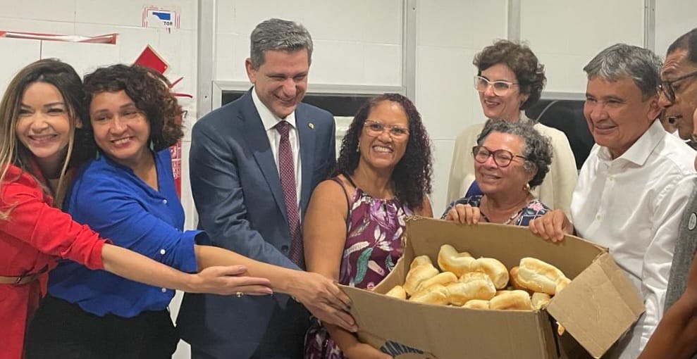 O combate à fome e às desigualdades sociais pautaram ontem  o encontro entre a vereadora professora Ângela Melo (PT) e ministro de Desenvolvimento e Assistência Social, Família e Combate à Fome (MDS), Wellington Dias, durante visita realizada a Aracaju