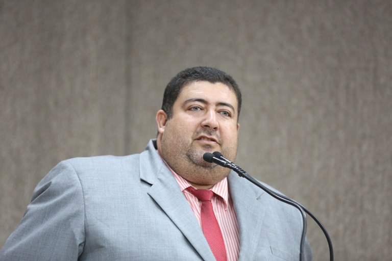 "O senador Cid Gomes tentou contra a vida dos policiais e familiares que estavam no protesto," frisa Cabo Didi