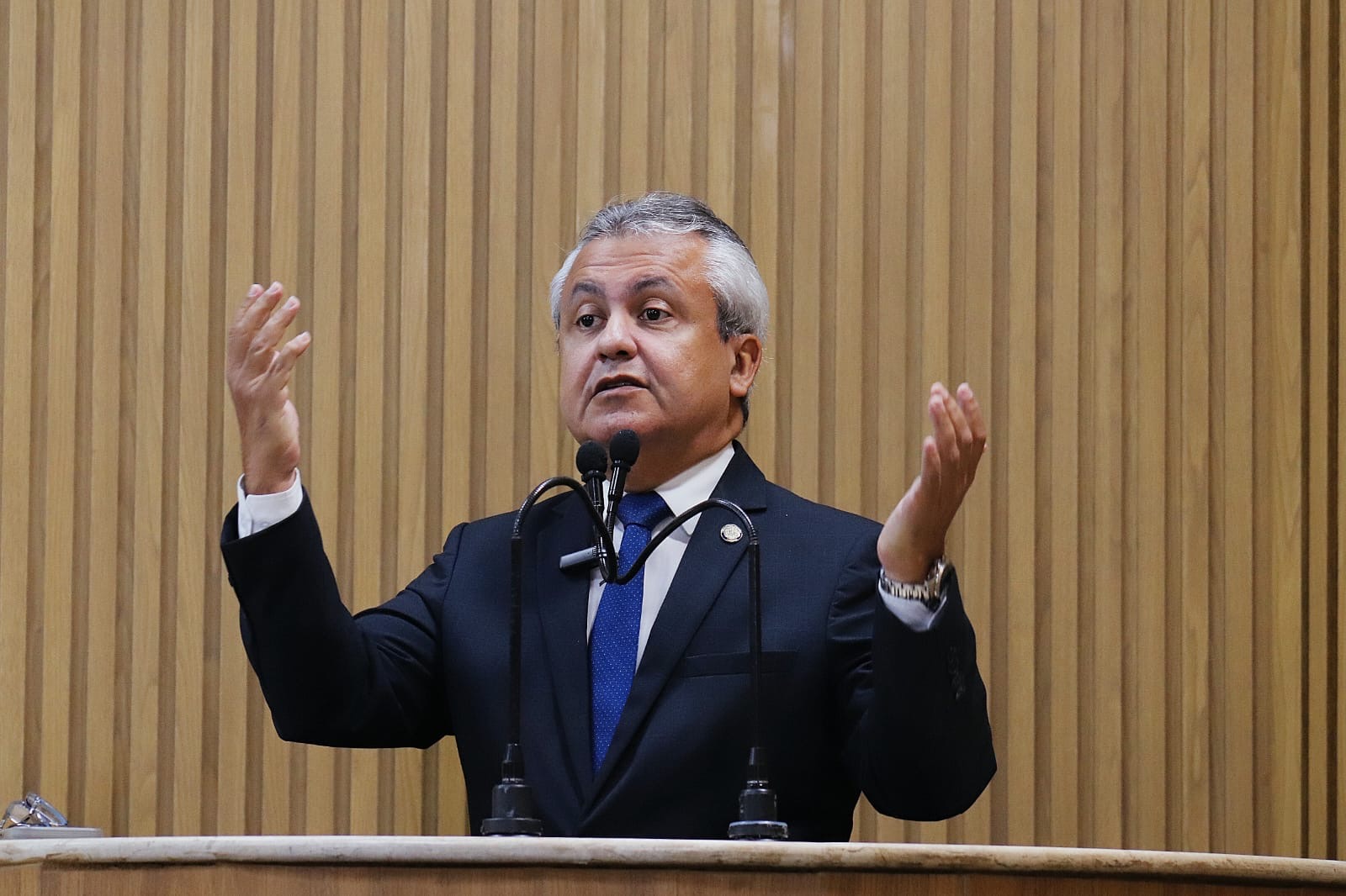 "Onde está o reajuste dos servidores, prefeita Emília?", cobra Elber   