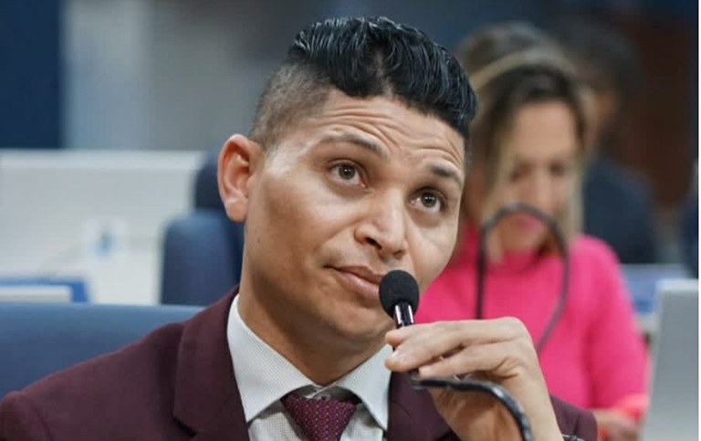 Soneca chama Deso de “empresa-tatu” e pede para reparar buracos em Aracaju