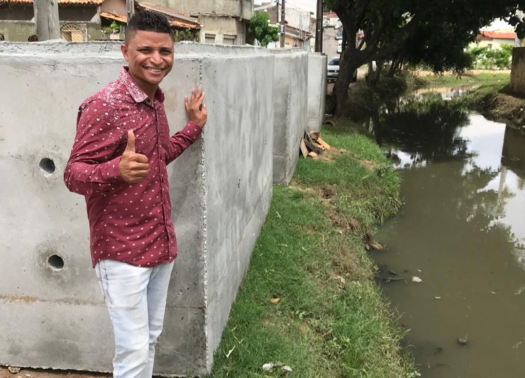 Palhaço Soneca acompanha chegada de manilhas para obra do Canal do São Carlos
