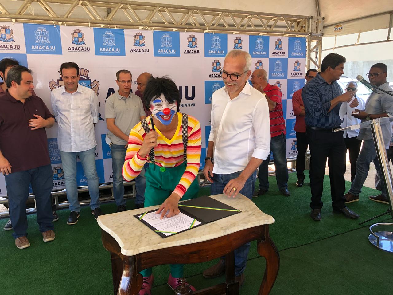 Palhaço Soneca acompanha momento histórico no Loteamento Jardim Bahia