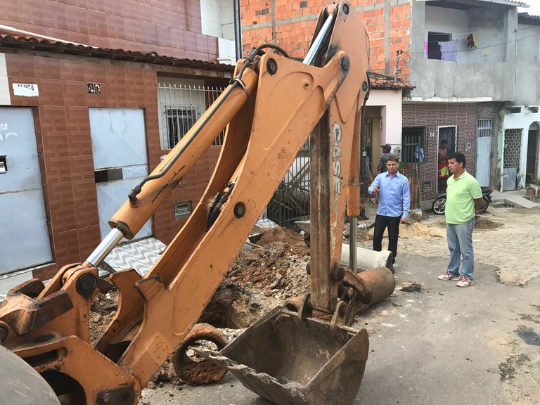 Palhaço Soneca ajuda a resolver problema de esgoto e recebe o carinho dos moradores