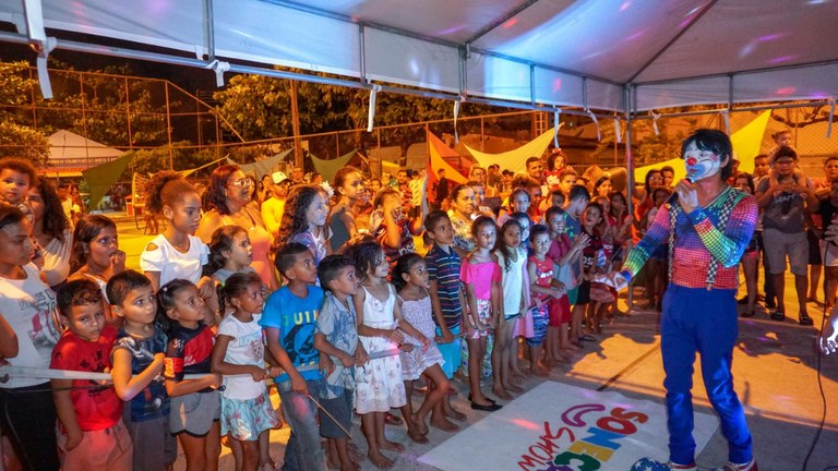 Palhaço Soneca anima Natal Solidário no conjunto Presidente Médici