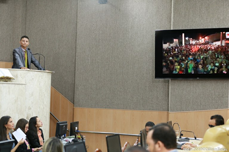 Palhaço Soneca apresenta saldo de festa carnavalesca e recebe elogios de colegas parlamentares